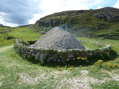 reconstructed iron age house - bostadh