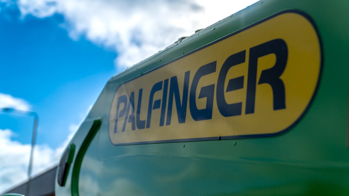 JJ Roofing Supplies Mercedes Crane Dropside 2023 Palfinger Green Crane